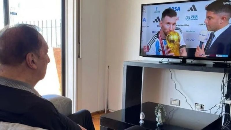 Emotiva foto de Bilardo viendo a la Selección ganar el Mundial