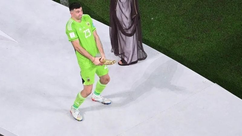 “Festejo a lo “Dibu” por su consagración como mejor arquero