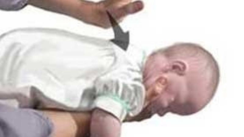 Policías salvaron la vida de un bebé recién nacido