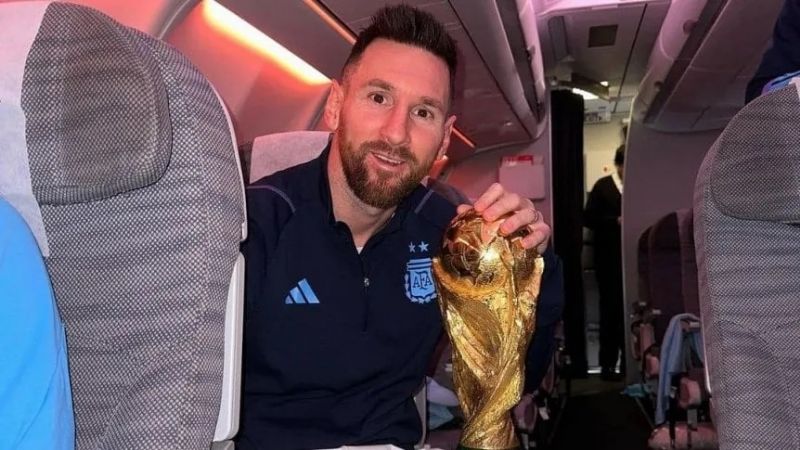 La fiesta con la Copa del Mundo en el avión de regreso