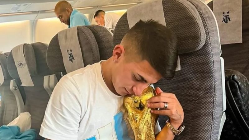 La fiesta con la Copa del Mundo en el avión de regreso