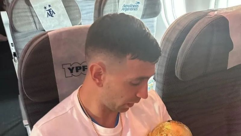 La fiesta con la Copa del Mundo en el avión de regreso