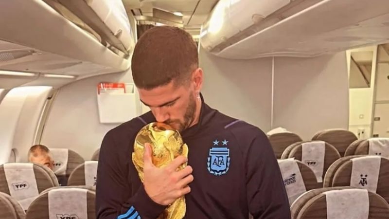 La fiesta con la Copa del Mundo en el avión de regreso