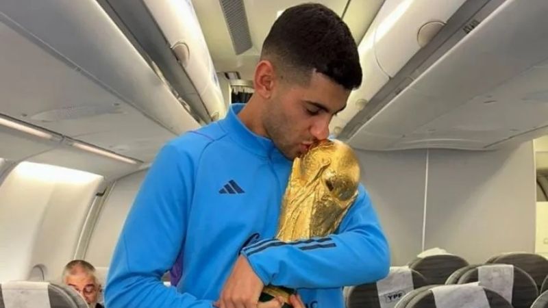 La fiesta con la Copa del Mundo en el avión de regreso