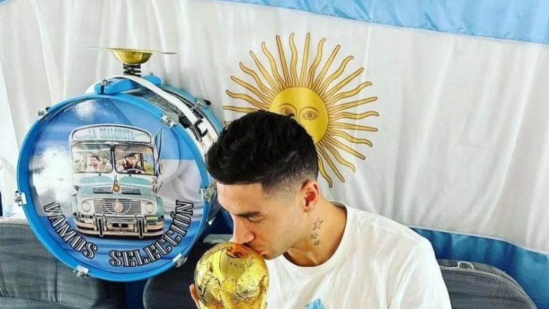 La fiesta con la Copa del Mundo en el avión de regreso