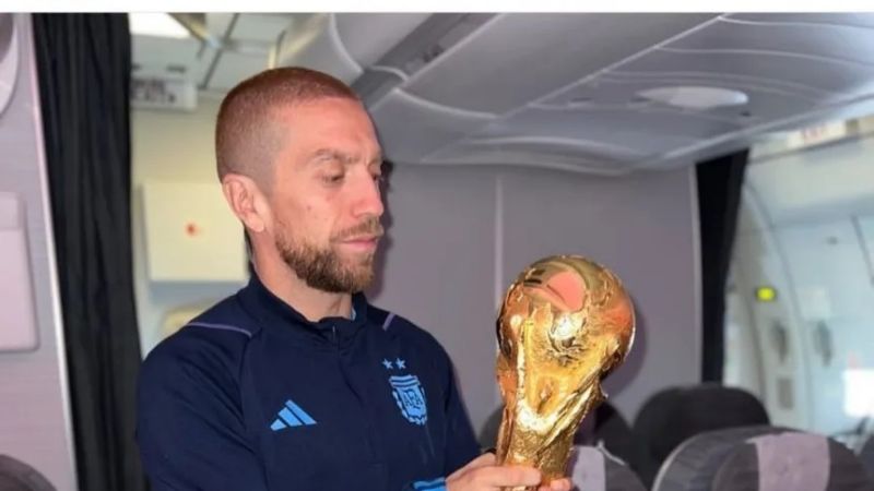 La fiesta con la Copa del Mundo en el avión de regreso