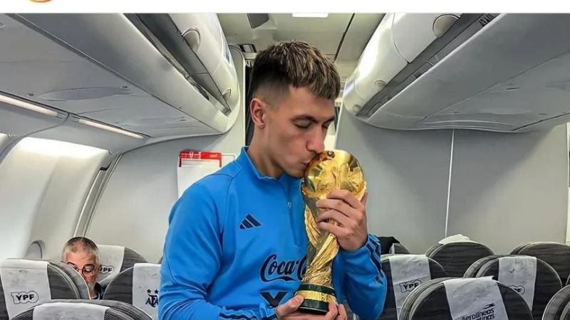 La fiesta con la Copa del Mundo en el avión de regreso