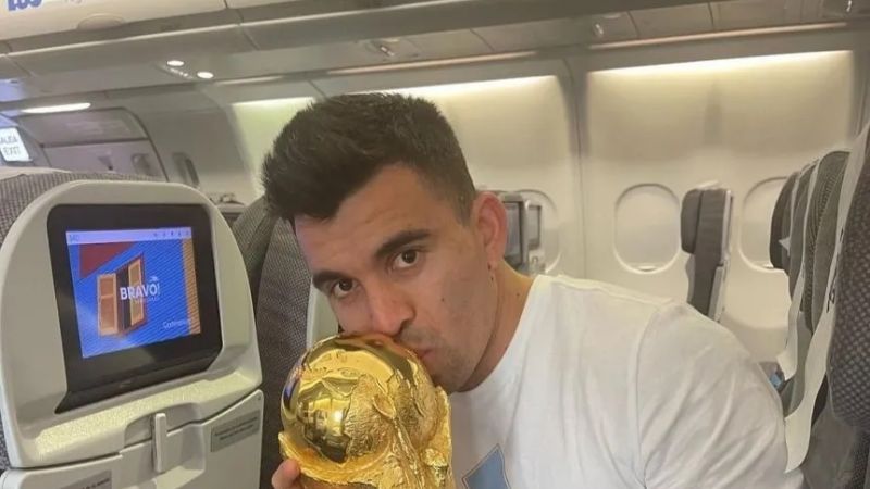 La fiesta con la Copa del Mundo en el avión de regreso