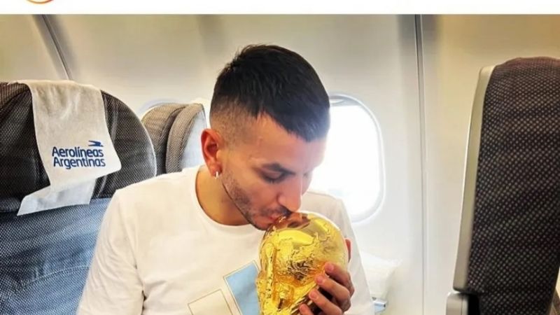 La fiesta con la Copa del Mundo en el avión de regreso