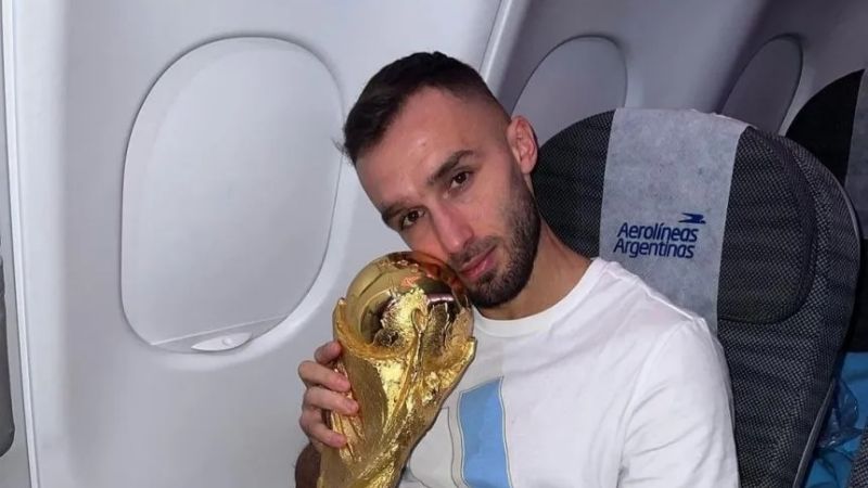 La fiesta con la Copa del Mundo en el avión de regreso