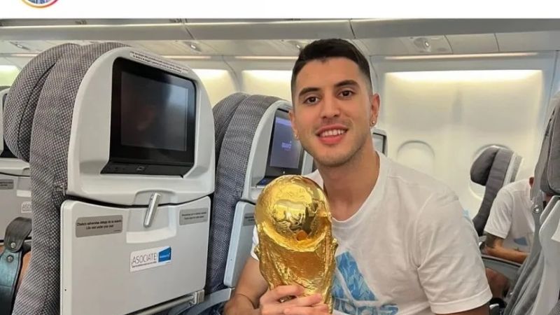 La fiesta con la Copa del Mundo en el avión de regreso