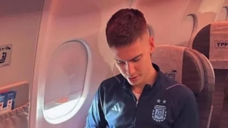 La fiesta con la Copa del Mundo en el avión de regreso