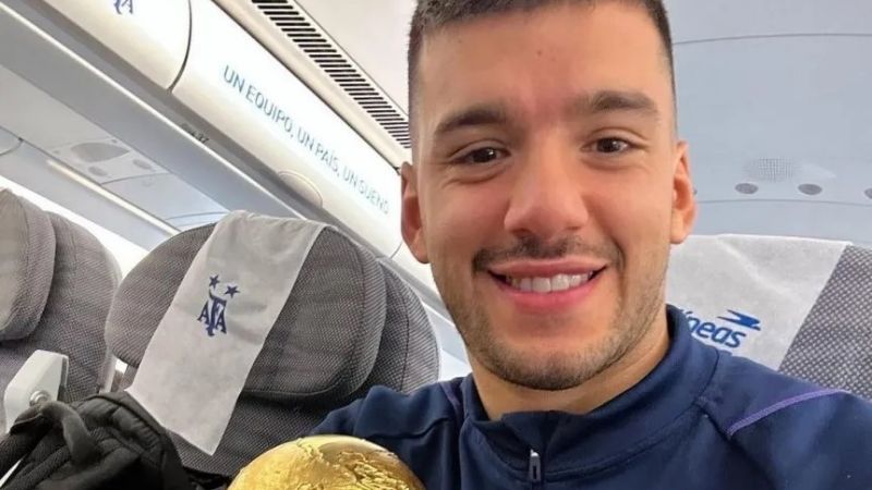 La fiesta con la Copa del Mundo en el avión de regreso
