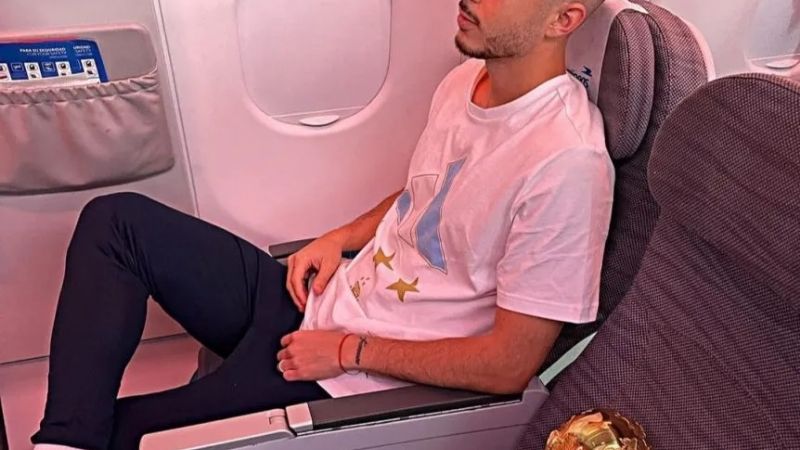 La fiesta con la Copa del Mundo en el avión de regreso