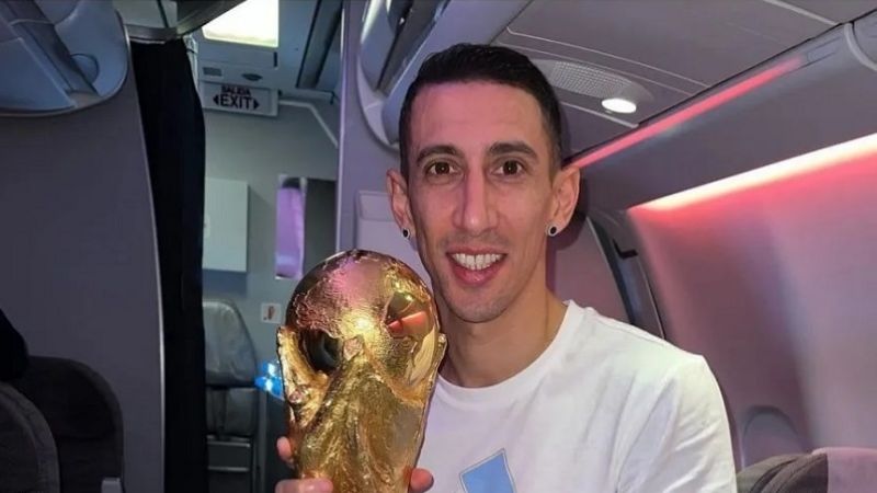 La fiesta con la Copa del Mundo en el avión de regreso