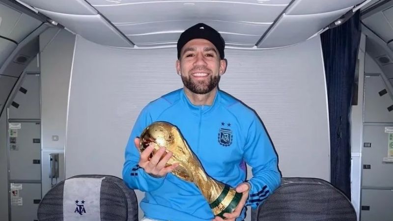 La fiesta con la Copa del Mundo en el avión de regreso