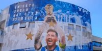 MESSI CON LA COPA Y LAS TRES ESTRELLAS de Argentina en los mundiales de fútbol.