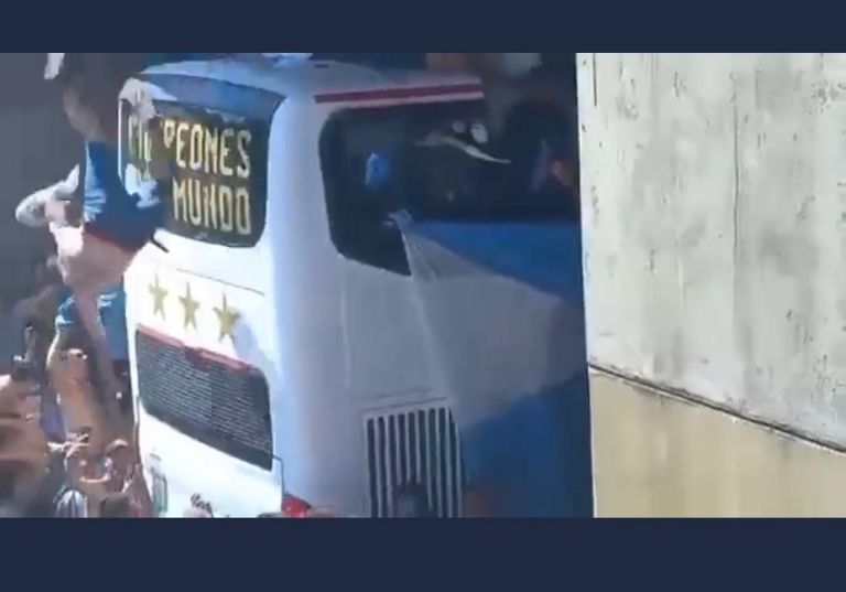 El momento exacto donde uno de los hinchas cae al vacío desde el puente. 