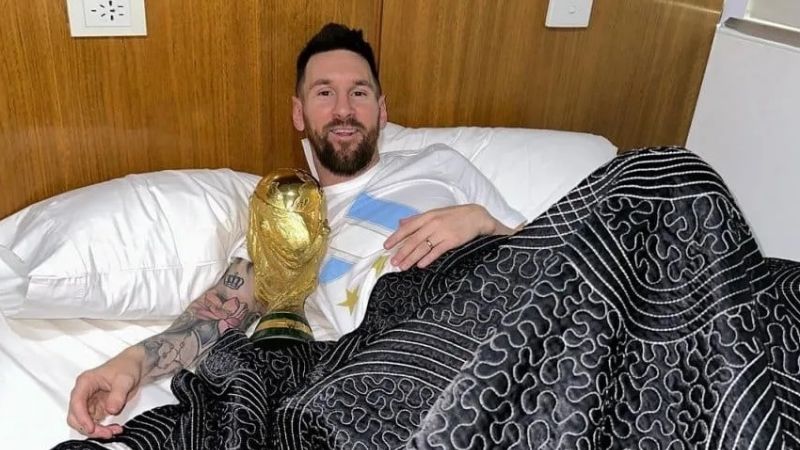 Sueño cumplido: Messi durmió con la Copa del Mundo
