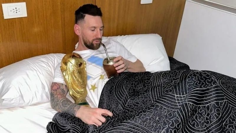 Sueño cumplido: Messi durmió con la Copa del Mundo