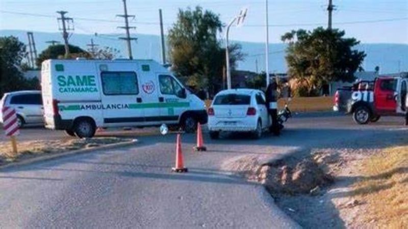 Una mujer resultó lesionada tras chocar contra un auto