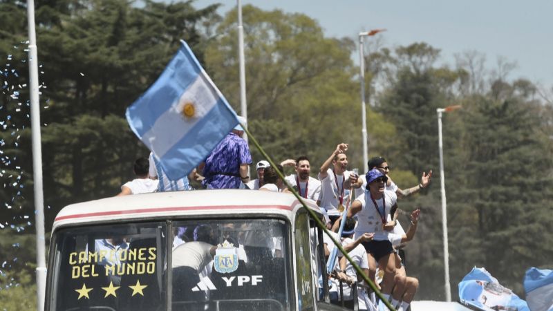 Emoción y colorido paso de la “caravana mundial”