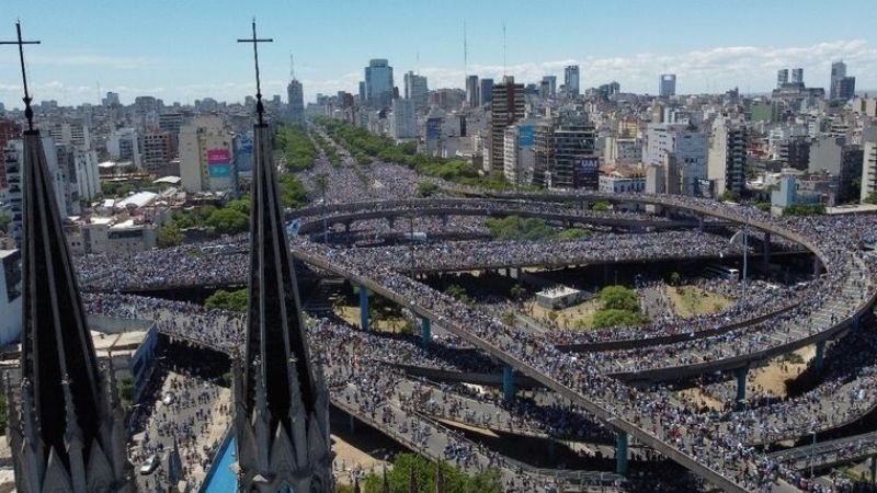 Los jugadores debieron sobrevolar a la multitud que los aclamó