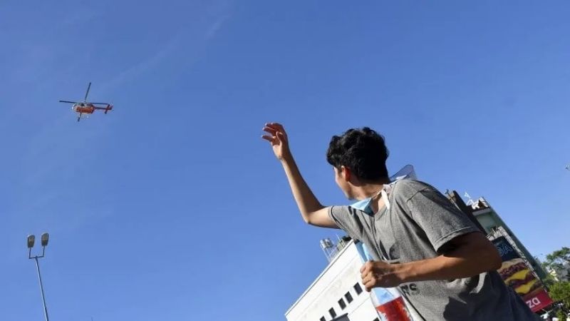 Los jugadores debieron sobrevolar a la multitud que los aclamó