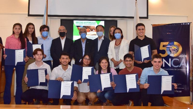 Se entregaron Becas al Mérito Académico