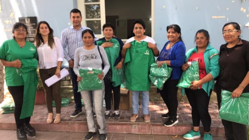 El intendente Juan Pablo Sánchez entregó indumentaria y cajas navideñas