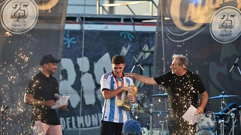 Show de Julián Álvarez con “Los Caligaris”, en Calchín