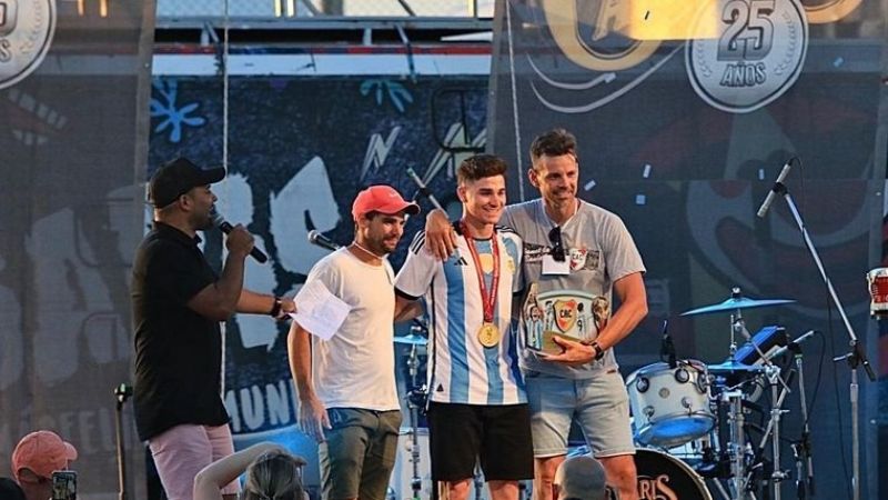 Show de Julián Álvarez con “Los Caligaris”, en Calchín