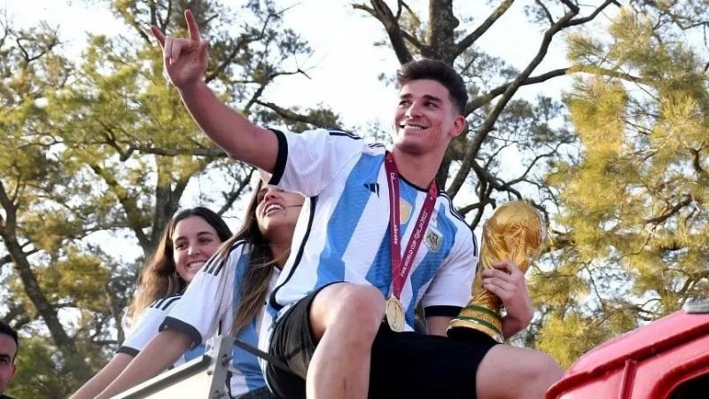 Show de Julián Álvarez con “Los Caligaris”, en Calchín