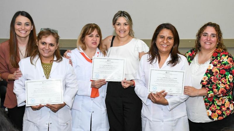 Entrega de certificados a educadores capacitados