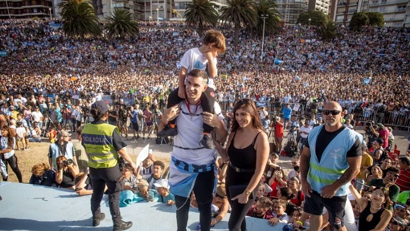 Impresionante homenaje al “Dibu” en Mar del Plata