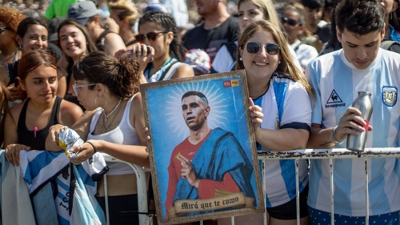 Impresionante homenaje al “Dibu” en Mar del Plata