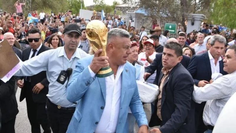 "Chiqui" Tapia llevó la Copa del Mundo a la Difunta Correa