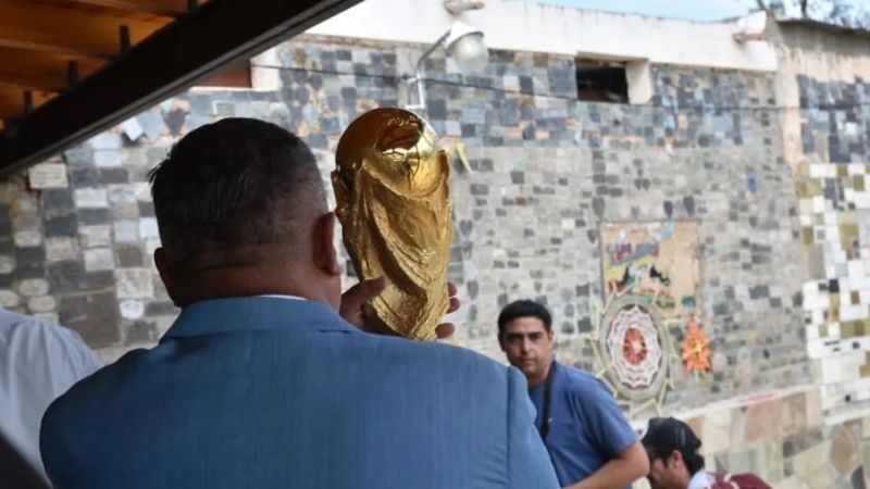"Chiqui" Tapia llevó la Copa del Mundo a la Difunta Correa