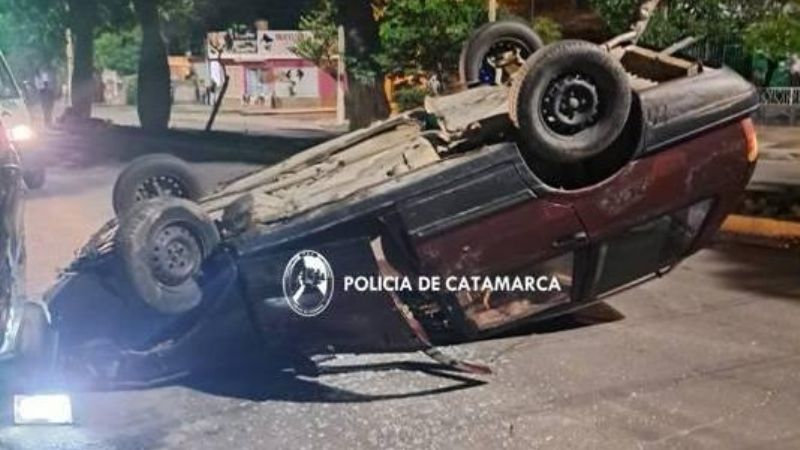 Perdió el control de su automóvil, chocó un auto y volcó