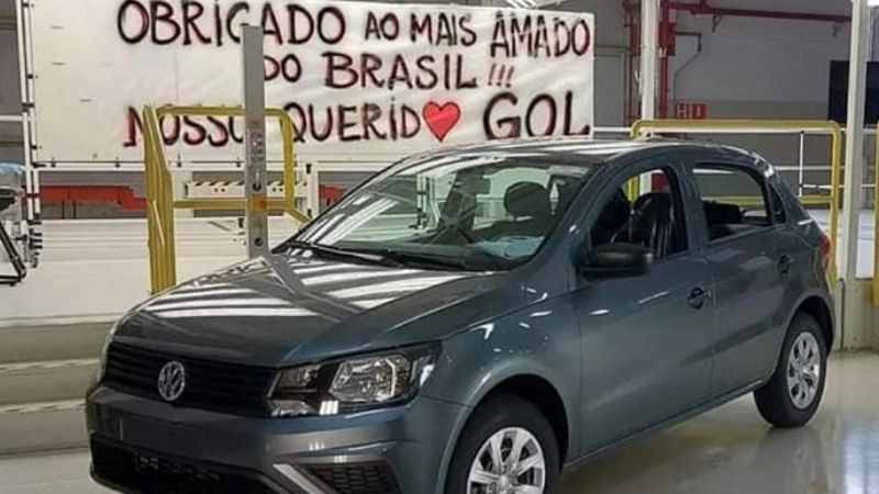 Operarios le hicieron una emotiva despedida al modelo