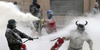 Batalla de los “enfarinats” -enharinados-, en la celebración del Día de los Inocentes en la ciudad española de Alicante. 