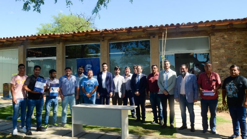 El ministro Miranda entregó matrículas a nuevas cooperativas