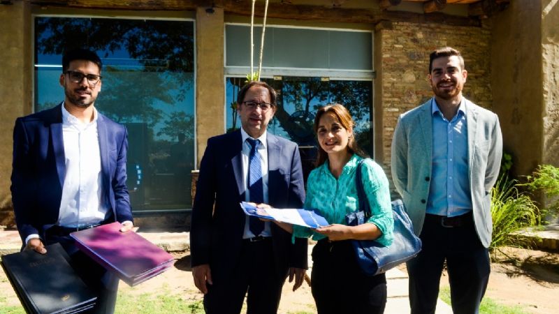 El ministro Miranda entregó matrículas a nuevas cooperativas