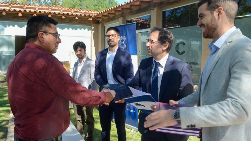 El ministro Miranda entregó matrículas a nuevas cooperativas