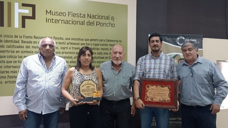 Los de Catamarca donó reconocimientos al Museo de la Fiesta del Poncho
