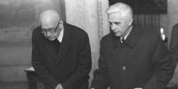 Joseph Ratzinger (derecha), recién nombrado arzobispo de Múnich y Freising, rezando en la cripta de la catedral de Freising, en el sur de Alemania, el 31 de marzo de 1977. 