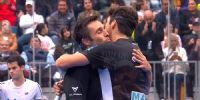 EL ABRAZO DE Arturo Coello y Fernando Belasteguín, tras clasificar a la final del México Major Premier Padel. 