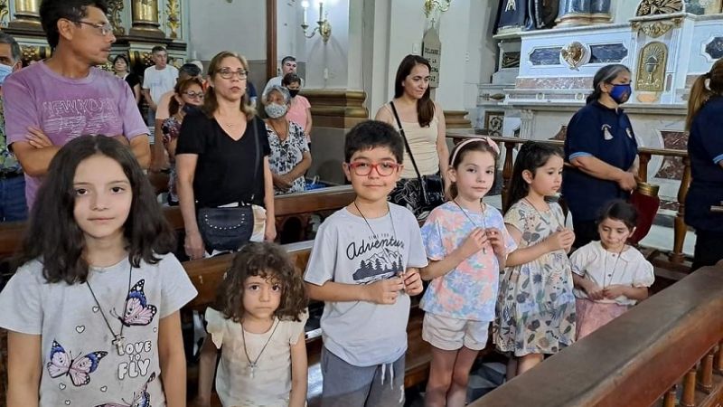 Niños misioneros recibieron cruces como compromiso de seguir a Jesús