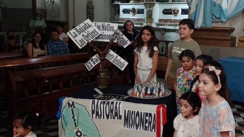 Niños misioneros recibieron cruces como compromiso de seguir a Jesús