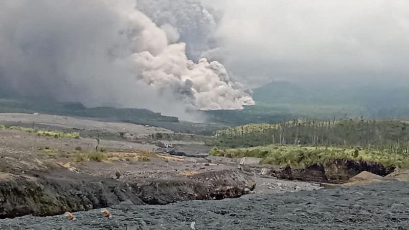 Alerta máxima y 2.000 evacuados por la erupción de un volcán en Indonesia